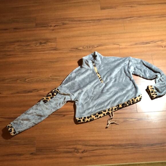 NEW Women's Leopard Print Crop Top Pull Over Sweatshirt Size Small - Picture 4 of 6
